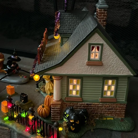 SOLD!!! Dept 56 Halloween "1031 Trick or Treat Drive" Retired - Picture 8 of 17